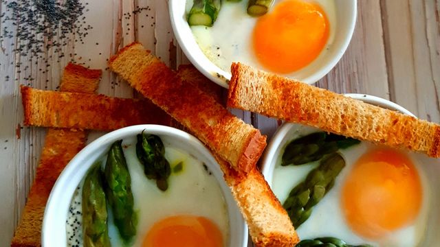 Oeufs cocottes aux asperges et pavot