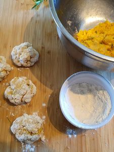 Boulettes de poulet au citron, curcuma et romarin