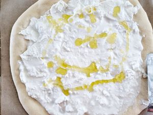 Pizza bianca saumon fumé et burrata 