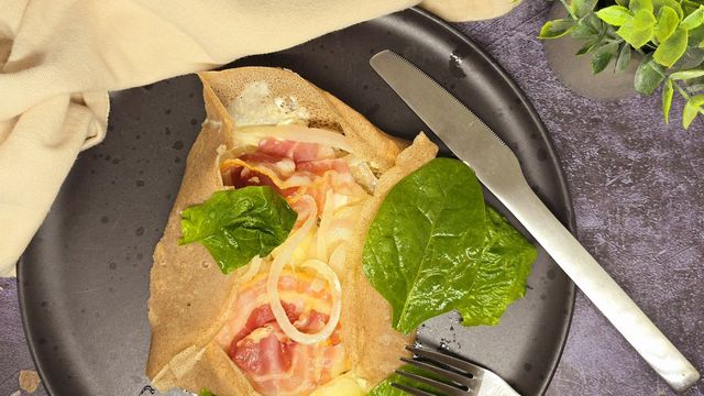 Galette à l'oignon, chèvre et pancetta
