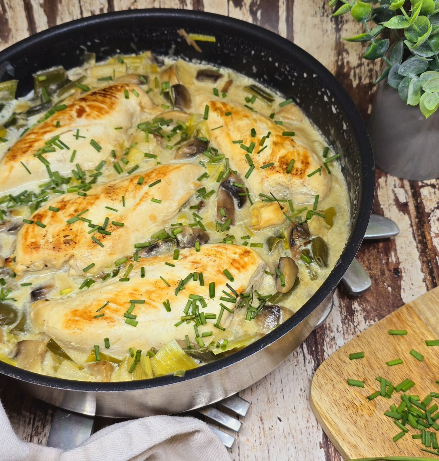 Filets de poulet aux poireaux et champignons