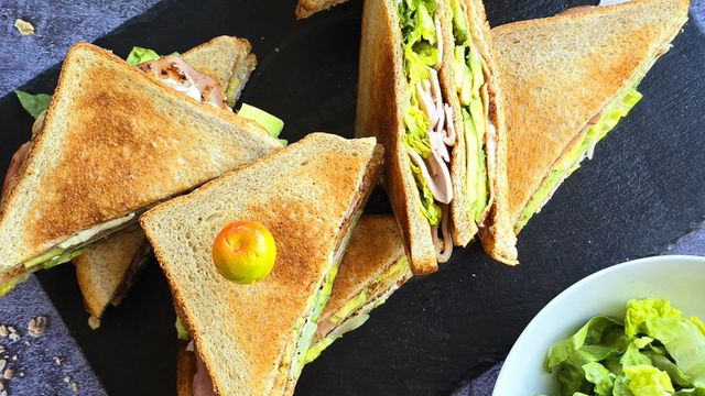 Club sandwich bacon avocat