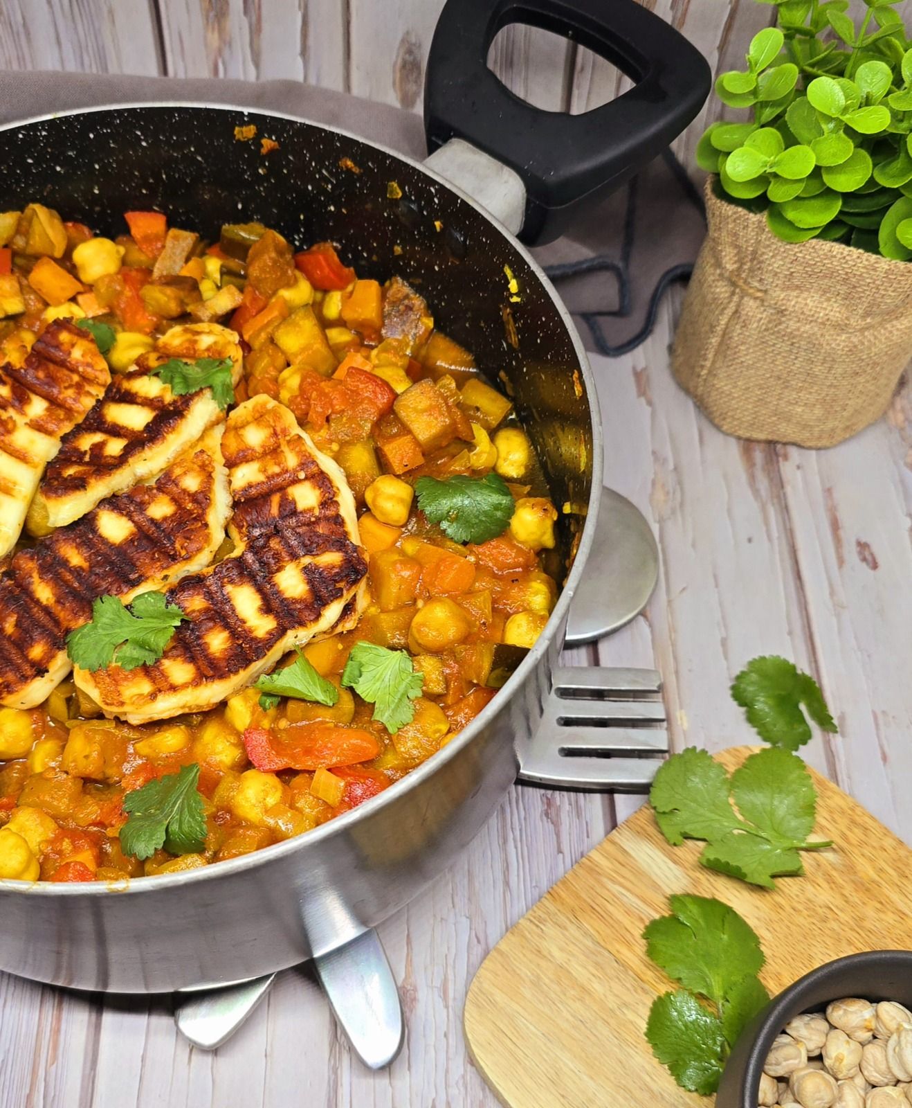 Ragoût de pois chiches au halloumi grillé