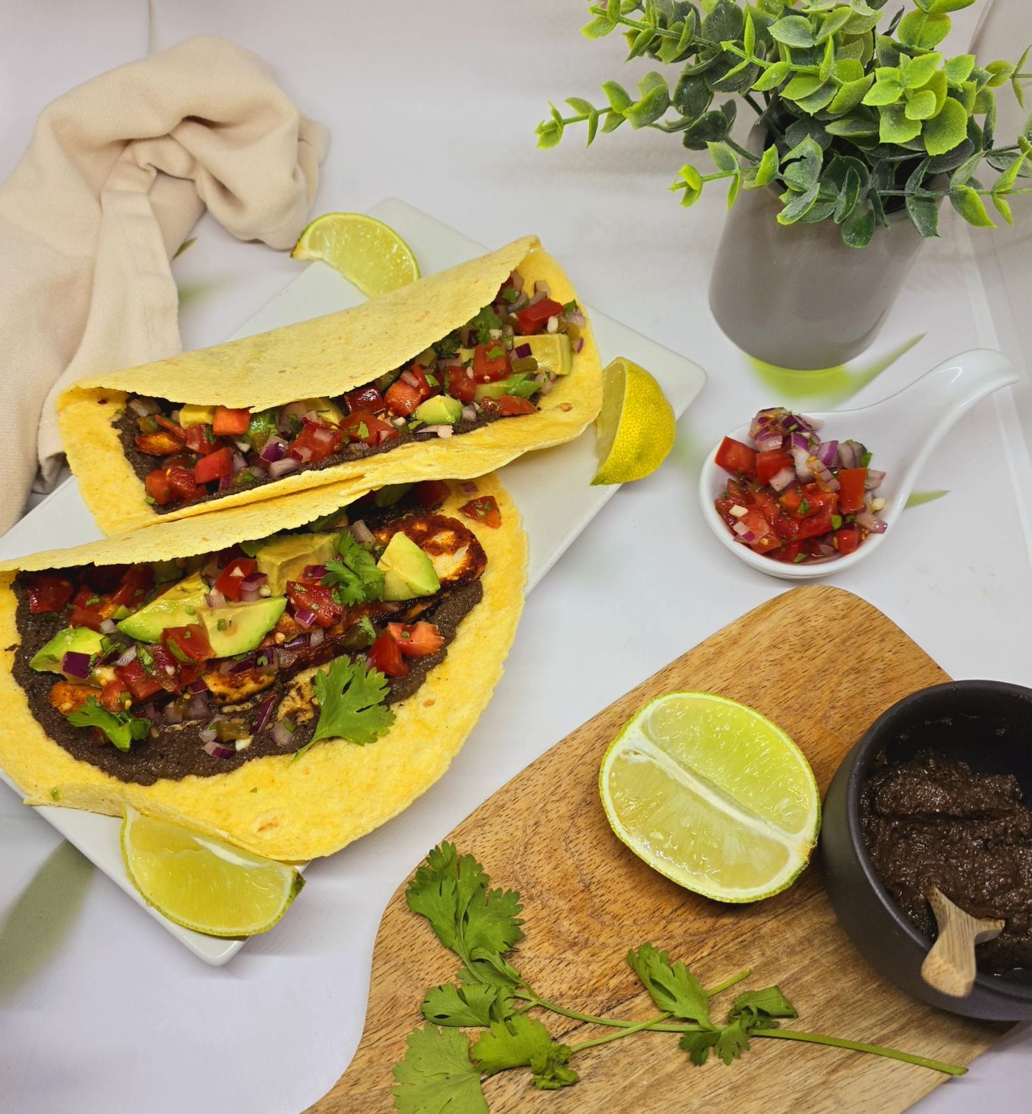 Tacos au halloumi, tapenade et salsa