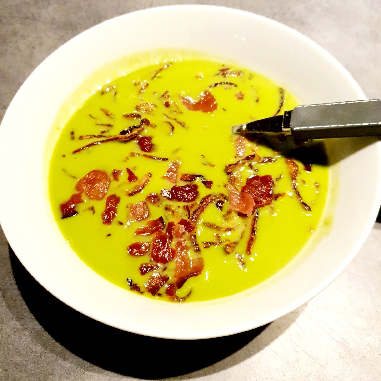 Velouté de petits pois, bacon et oignons frits