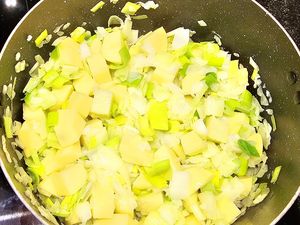 Soupe poireaux pommes de terre et saumon