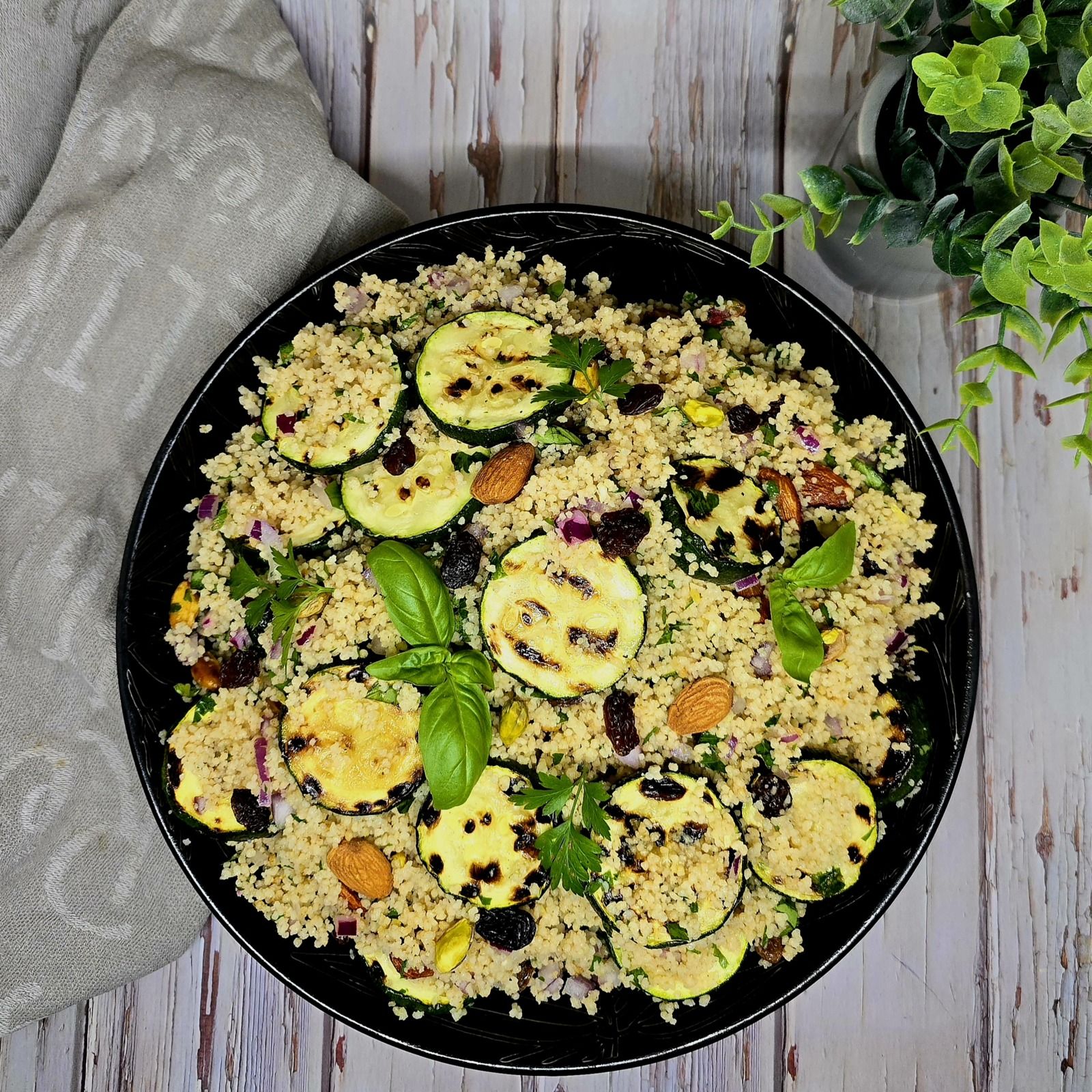 Salade de couscous aux courgettes grillées et fruits secs