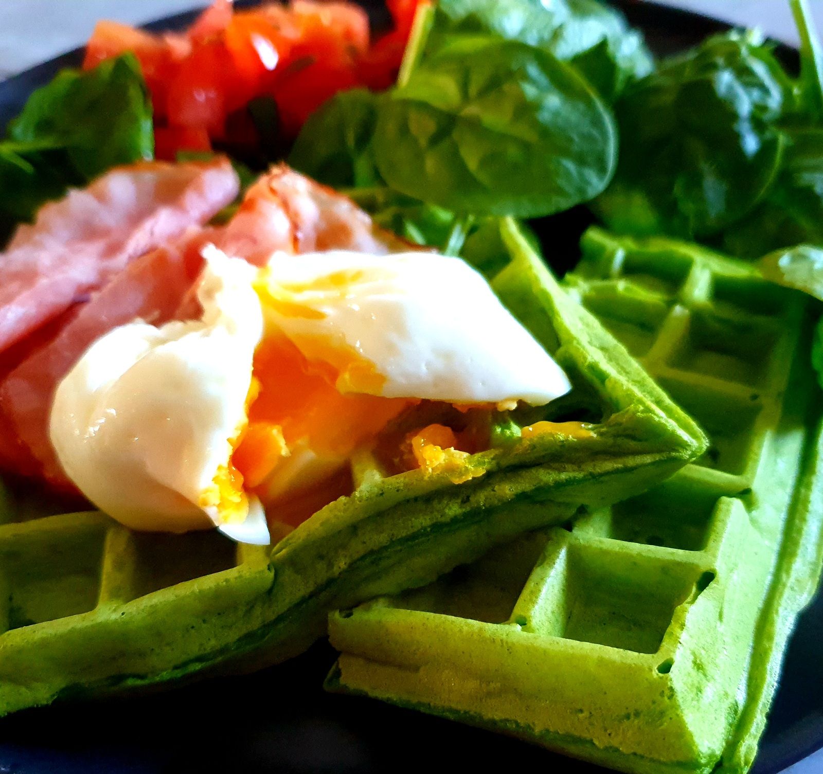 Gaufres d'épinards, œufs et bacon