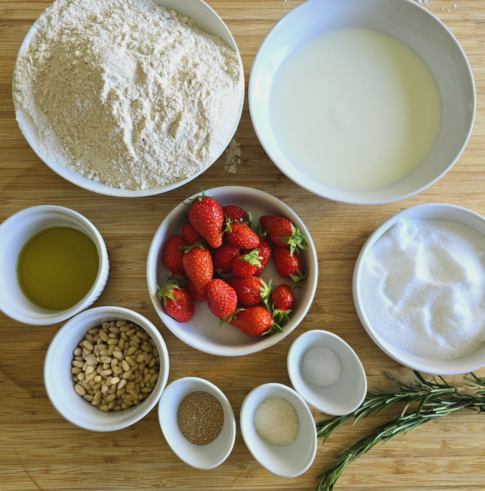 Focaccia aux fraises et romarin