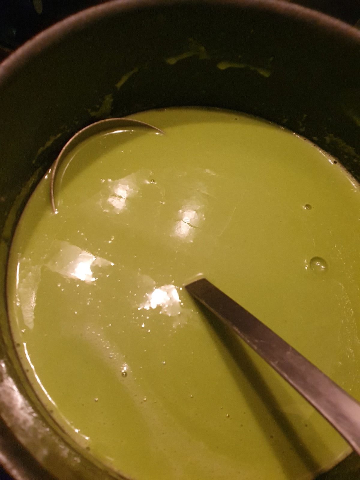 Velouté de petits pois, bacon et oignons frits