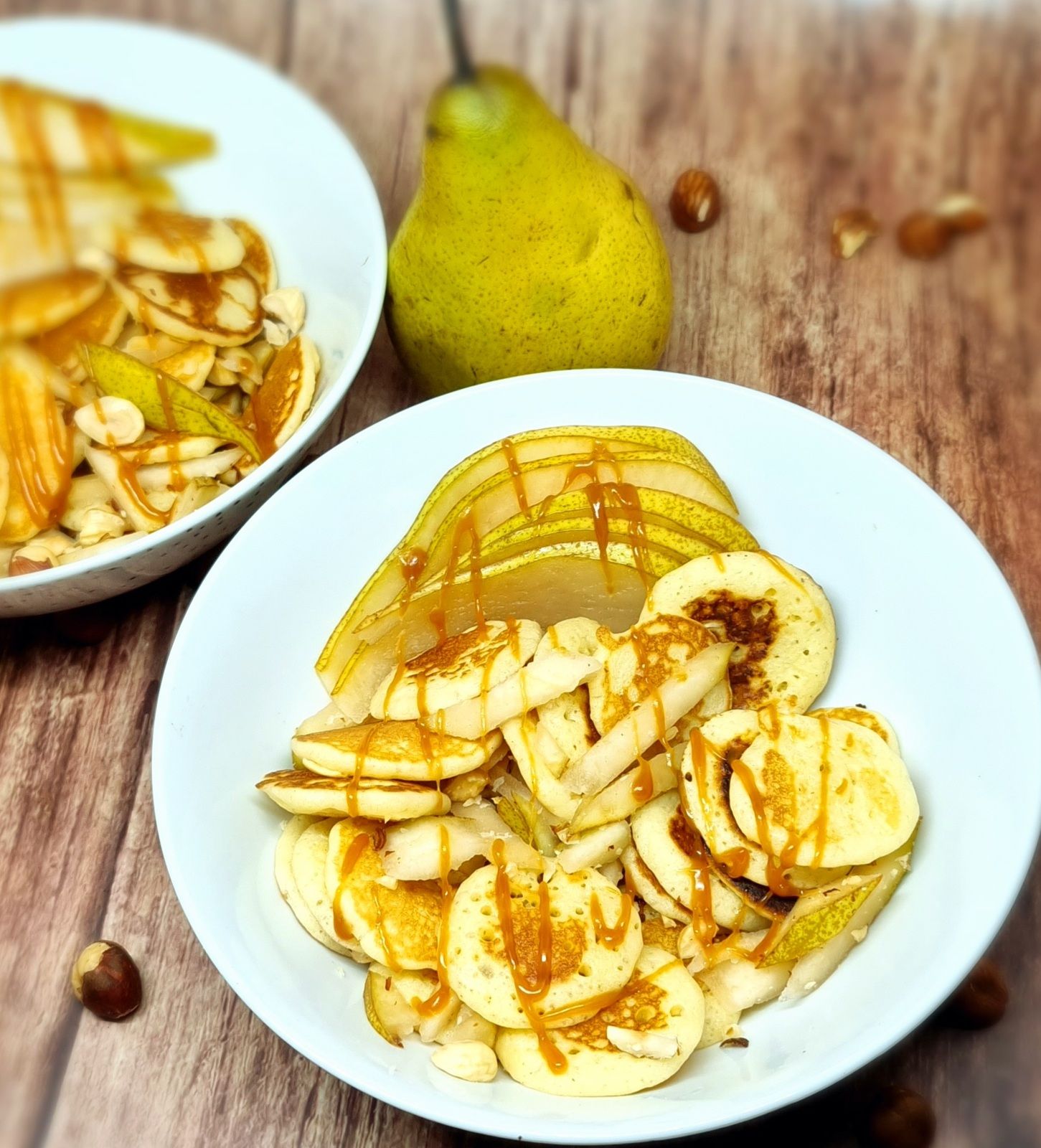 Mini-pancakes, poire, noisette et caramel beurre salé
