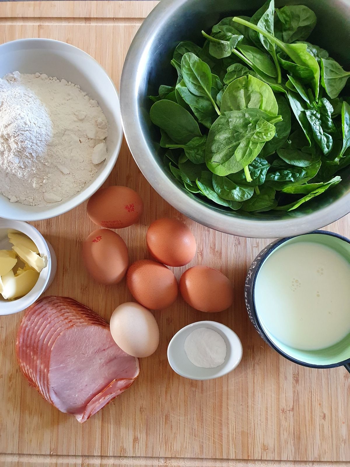 Gaufres d'épinards, œufs et bacon