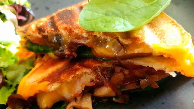 Croque champignons oignons et cheddar