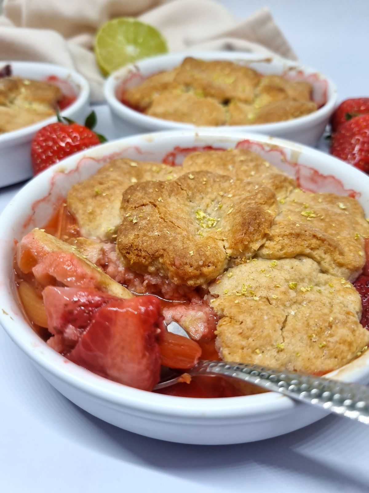 Cobbler fraises et rhubarbe