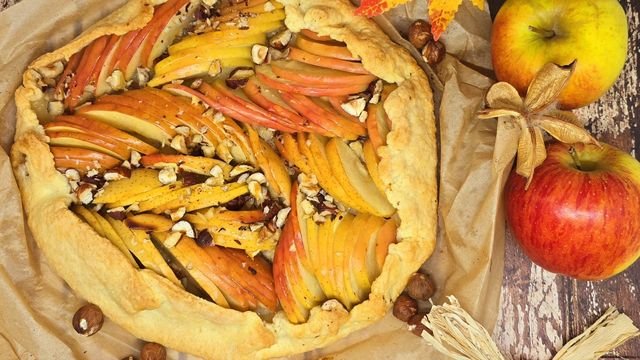 Tarte rustique pommes, noisettes et miel
