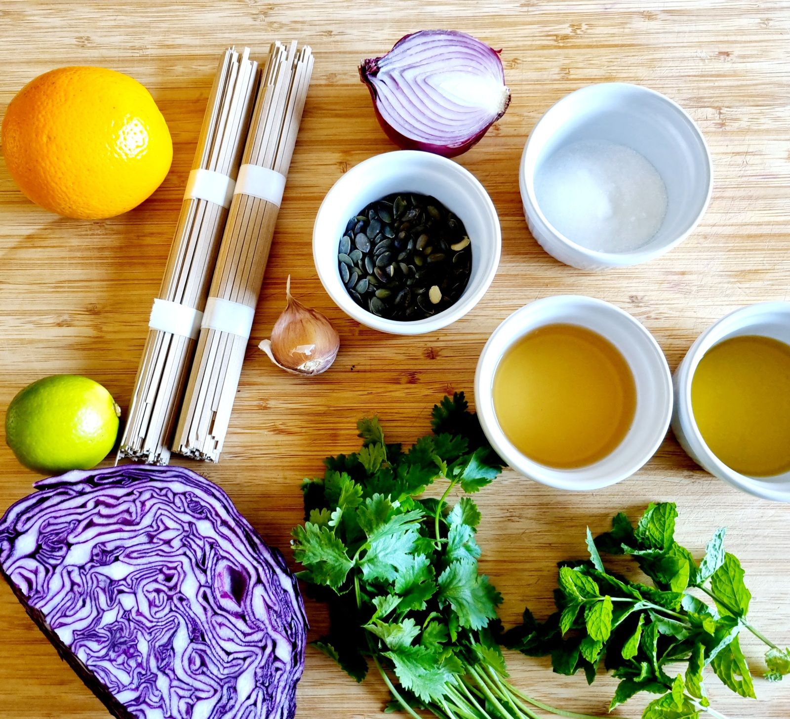 Salade de nouilles soba et chou rouge