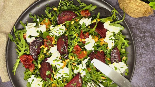 Salade de betteraves rôties, orange sanguine et burrata