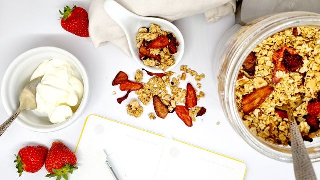 Granola aux fraises séchées