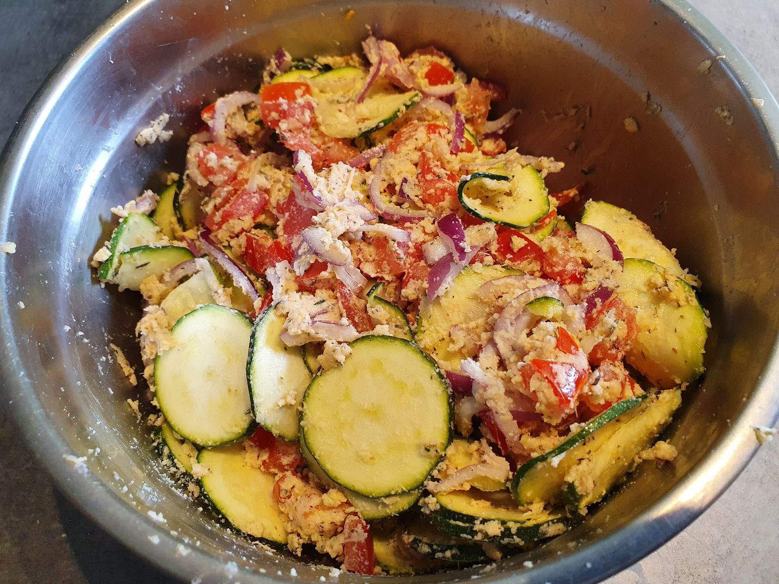 Pain de tomates, courgettes et oignons