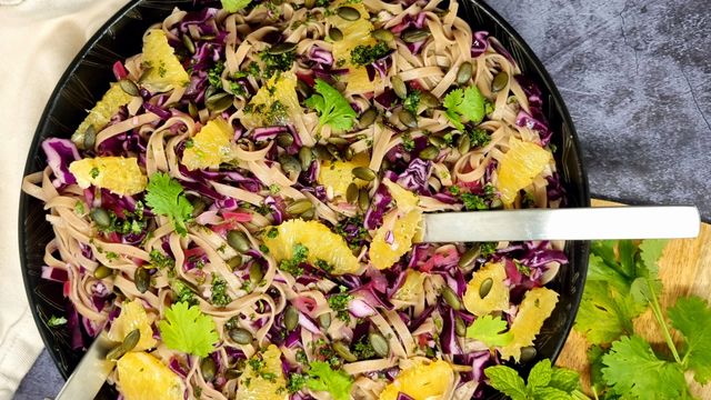 Salade de nouilles soba et chou rouge