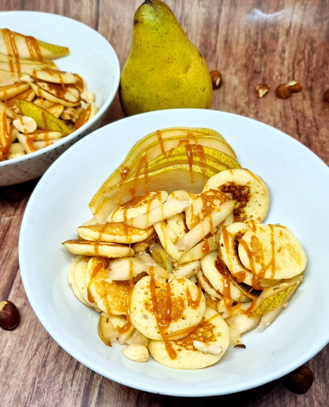 Mini-pancakes, poire, noisette et caramel beurre salé