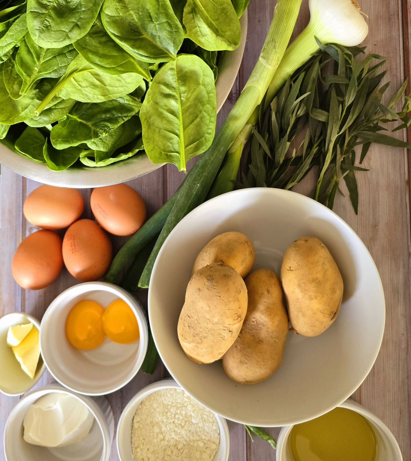 Pancakes de pommes de terre, épinards et œuf