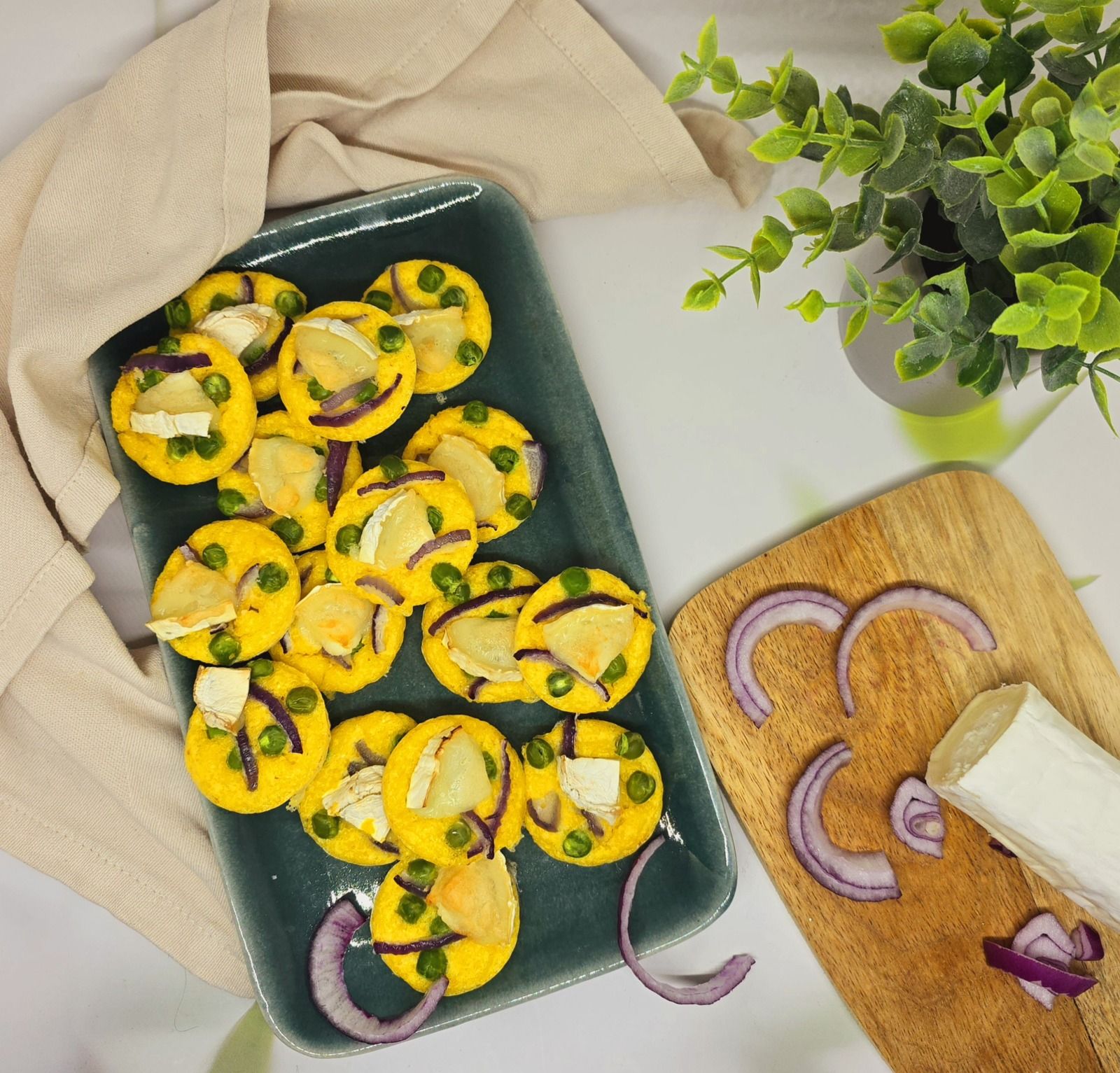 Mini quiches de polenta, chèvre et petits pois