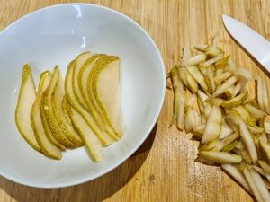 Mini-pancakes, poire, noisette et caramel beurre salé