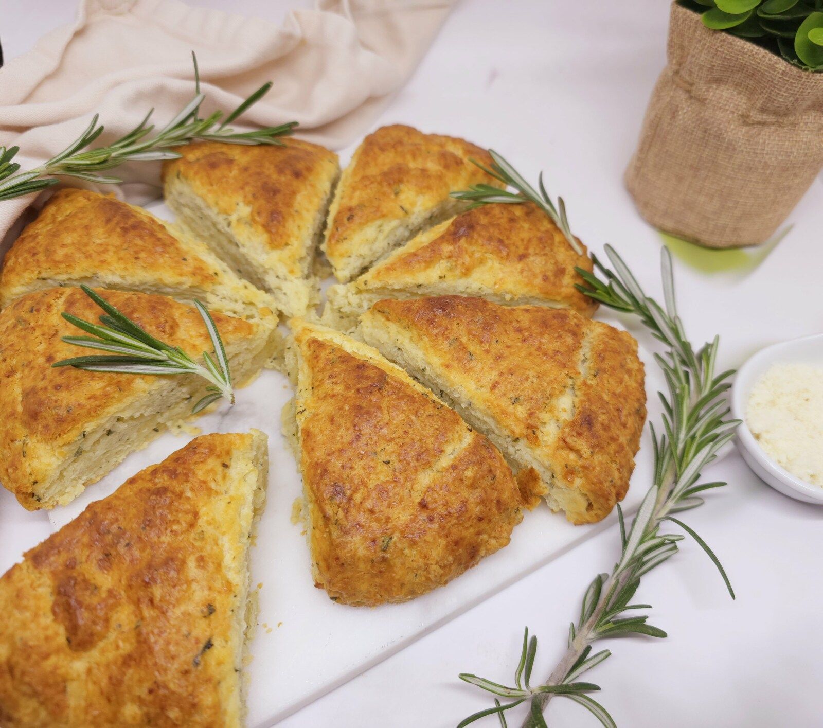 Scones parmesan et romarin