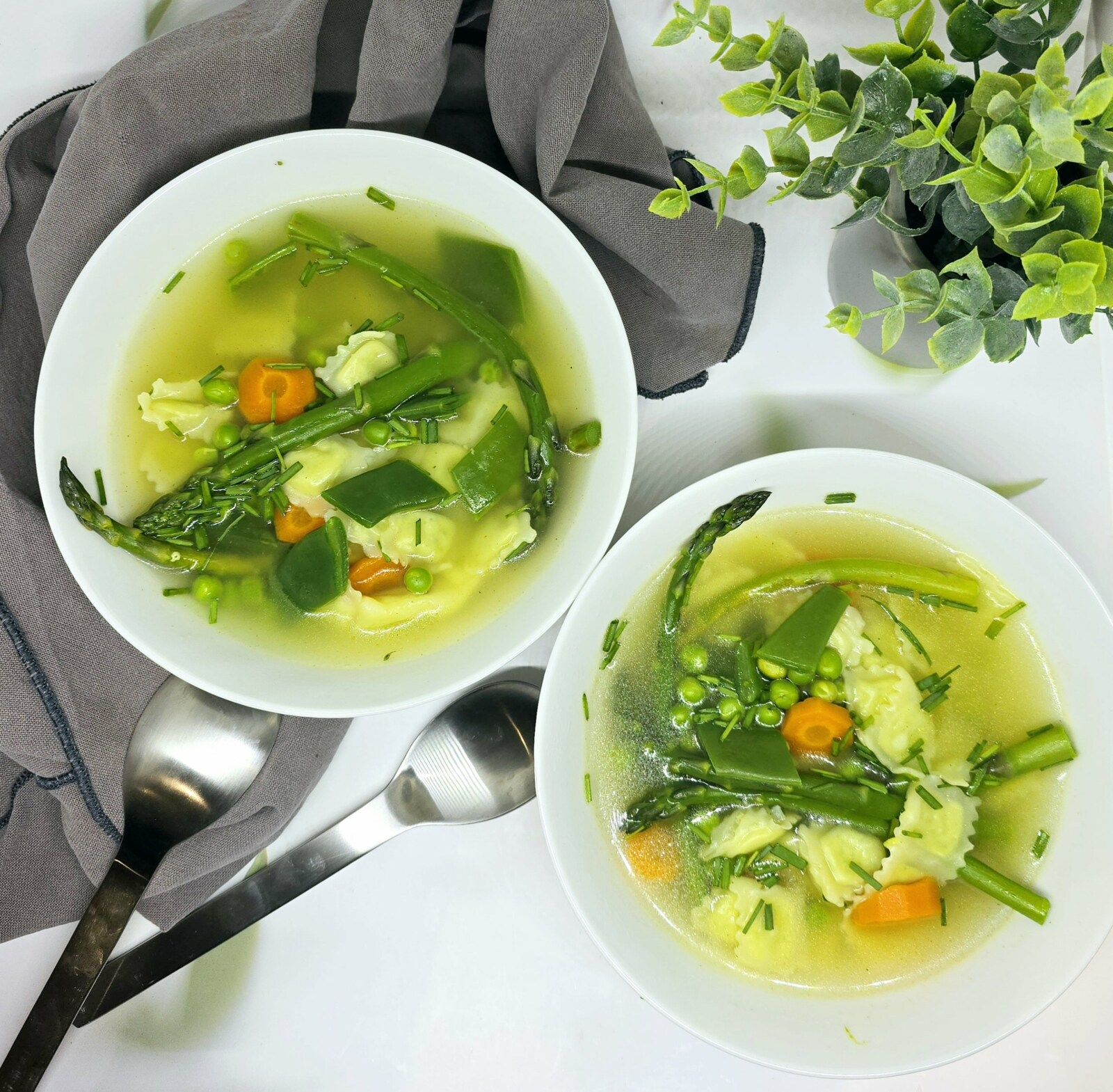 Bouillon express aux légumes et ravioles du Dauphiné