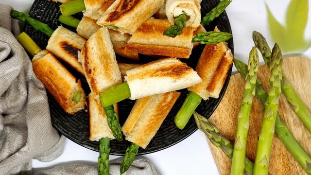 Rouleaux d'asperges vertes