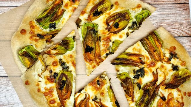 Pizza aux fleurs de courgette
