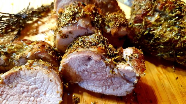 Filet mignon de porc en croûte d'herbes