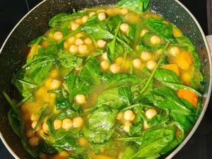 Soupe de potimarron, pois chiches et épinards