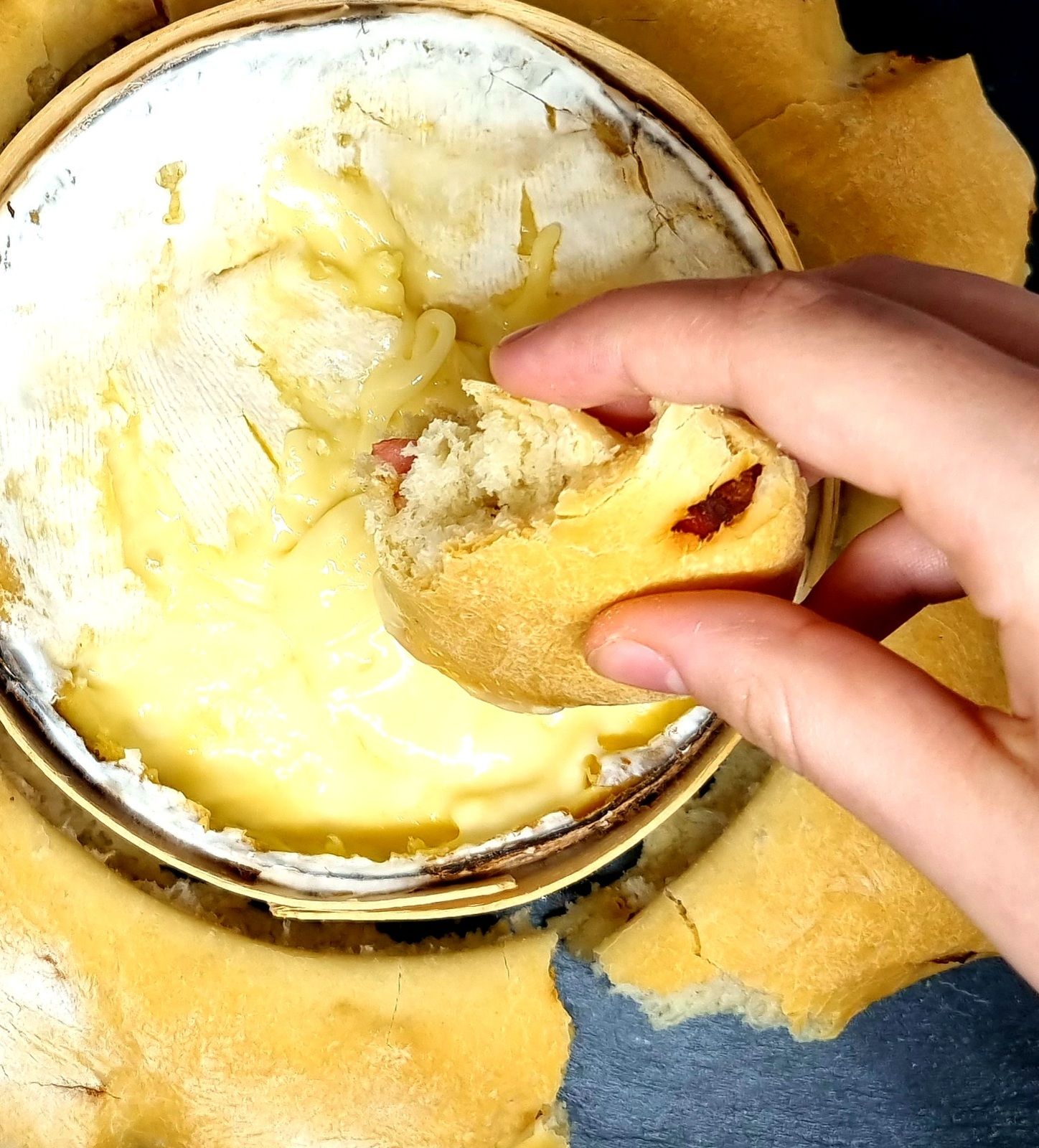 Mont d'or au four et son pain aux lardons