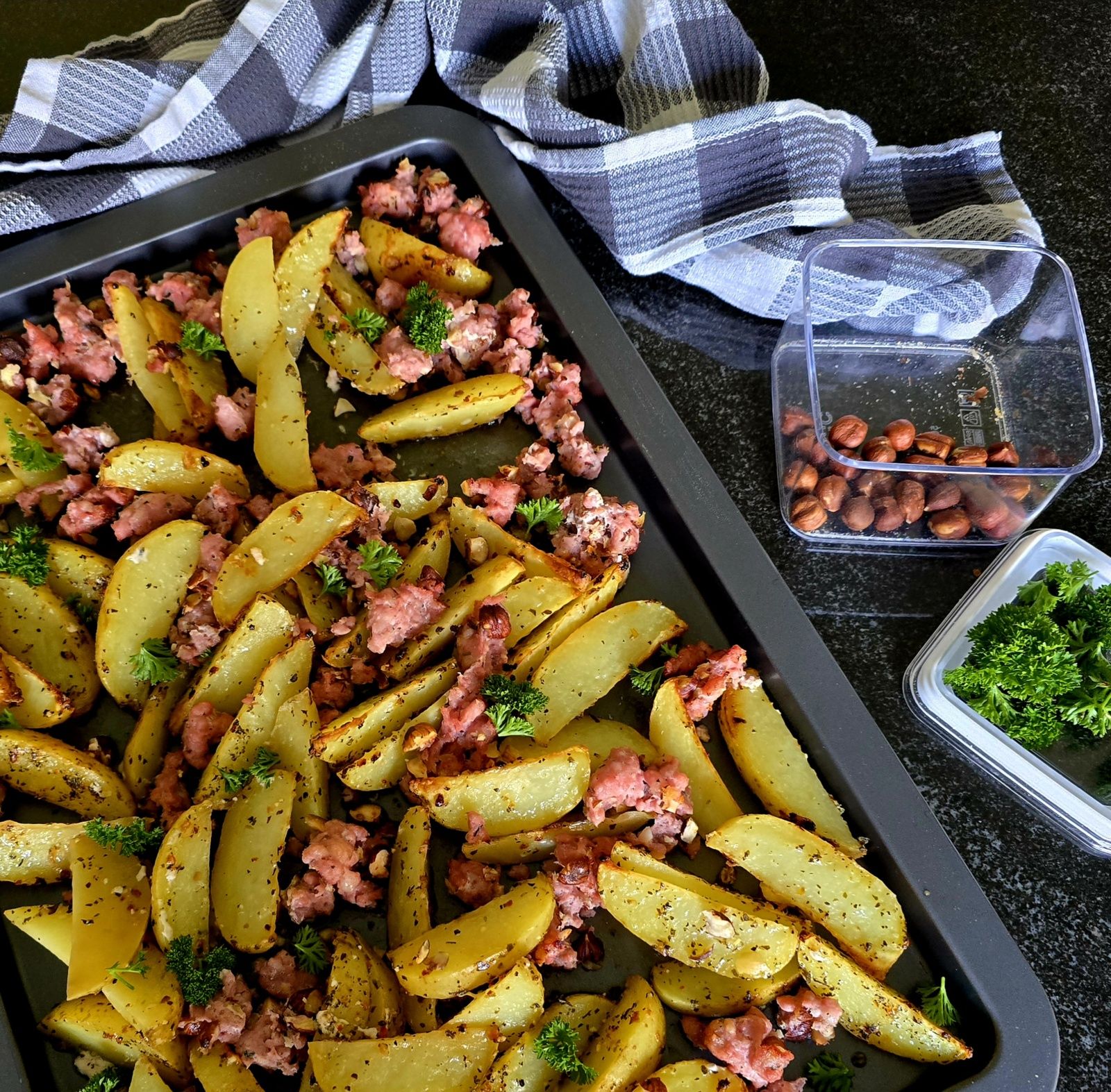 Frites au four et chair à saucisse grillée