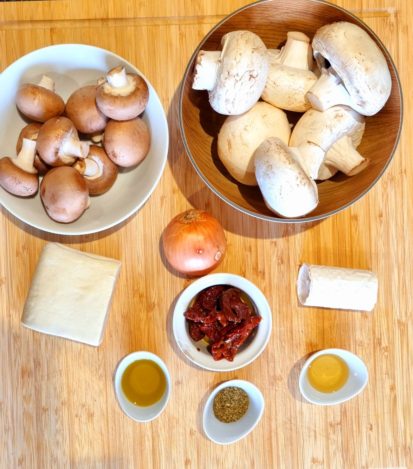 Tatin aux champignons, chèvre et tomates confites