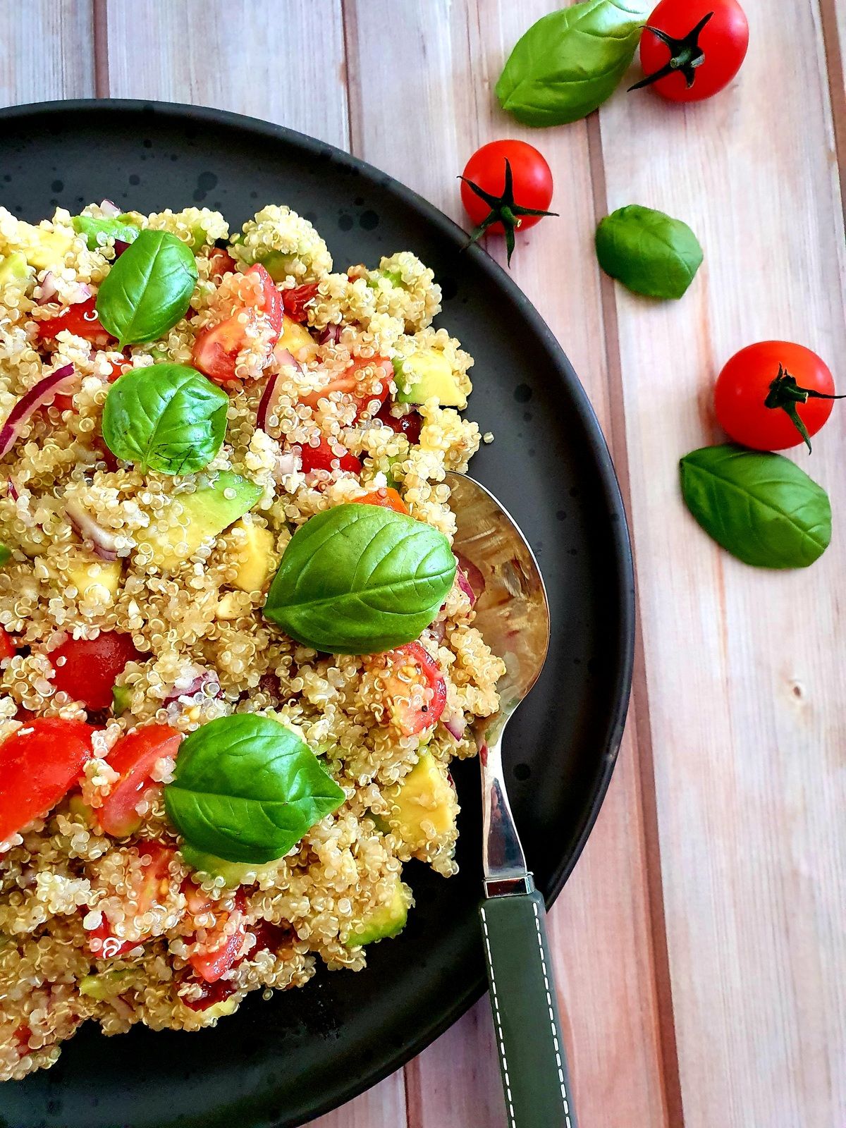 Quinoa aux deux tomates et avocat