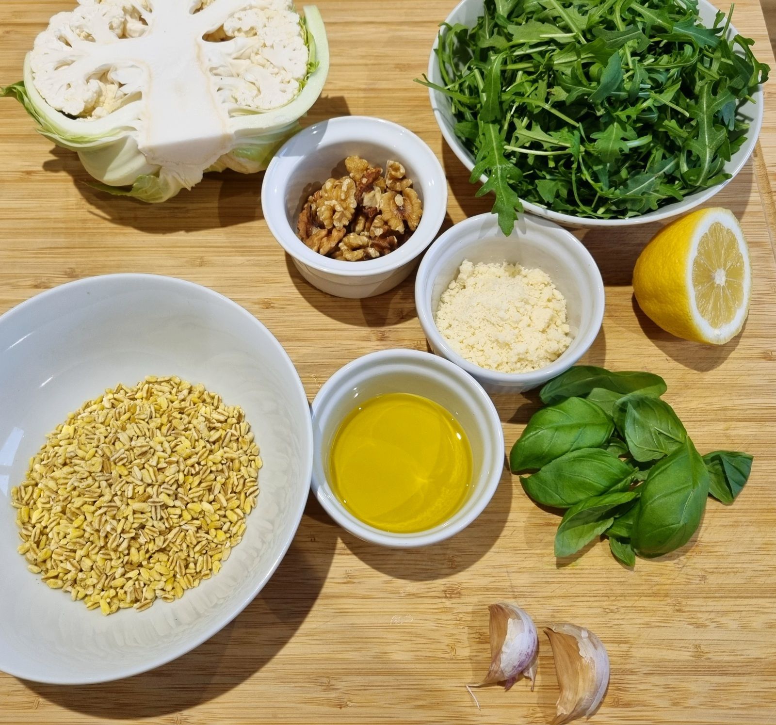 Salade chaude d'ébly au pesto de roquette et chou fleur rôti
