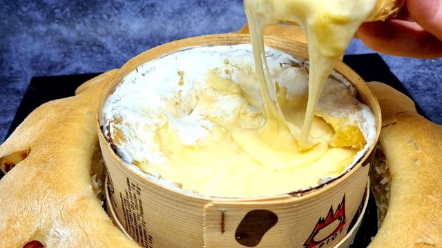 Mont d'or au four et son pain aux lardons