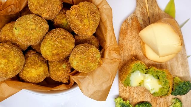 Boulettes de brocoli et scamorza fumée