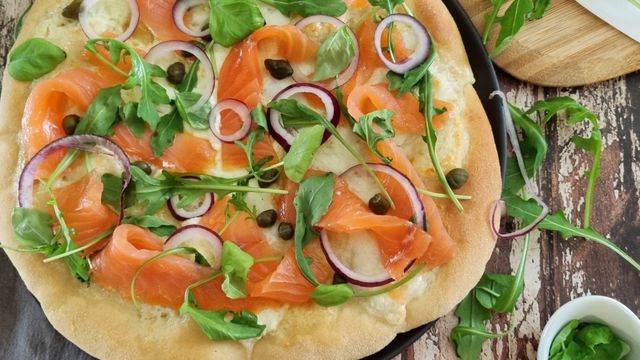 Pizza bianca saumon fumé et burrata 