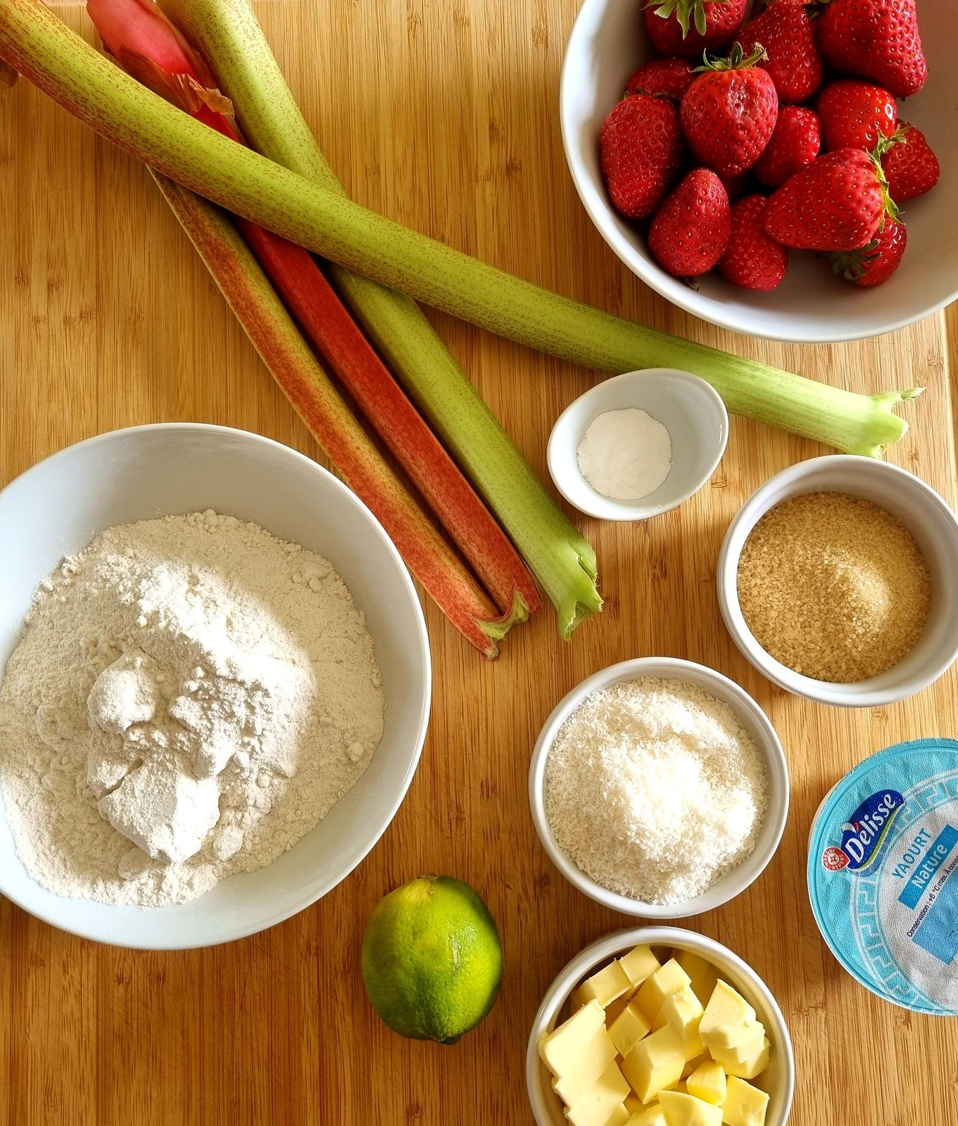 Cobbler fraises et rhubarbe