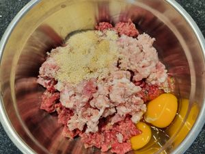 Bouillon nouilles chinoises et boulettes