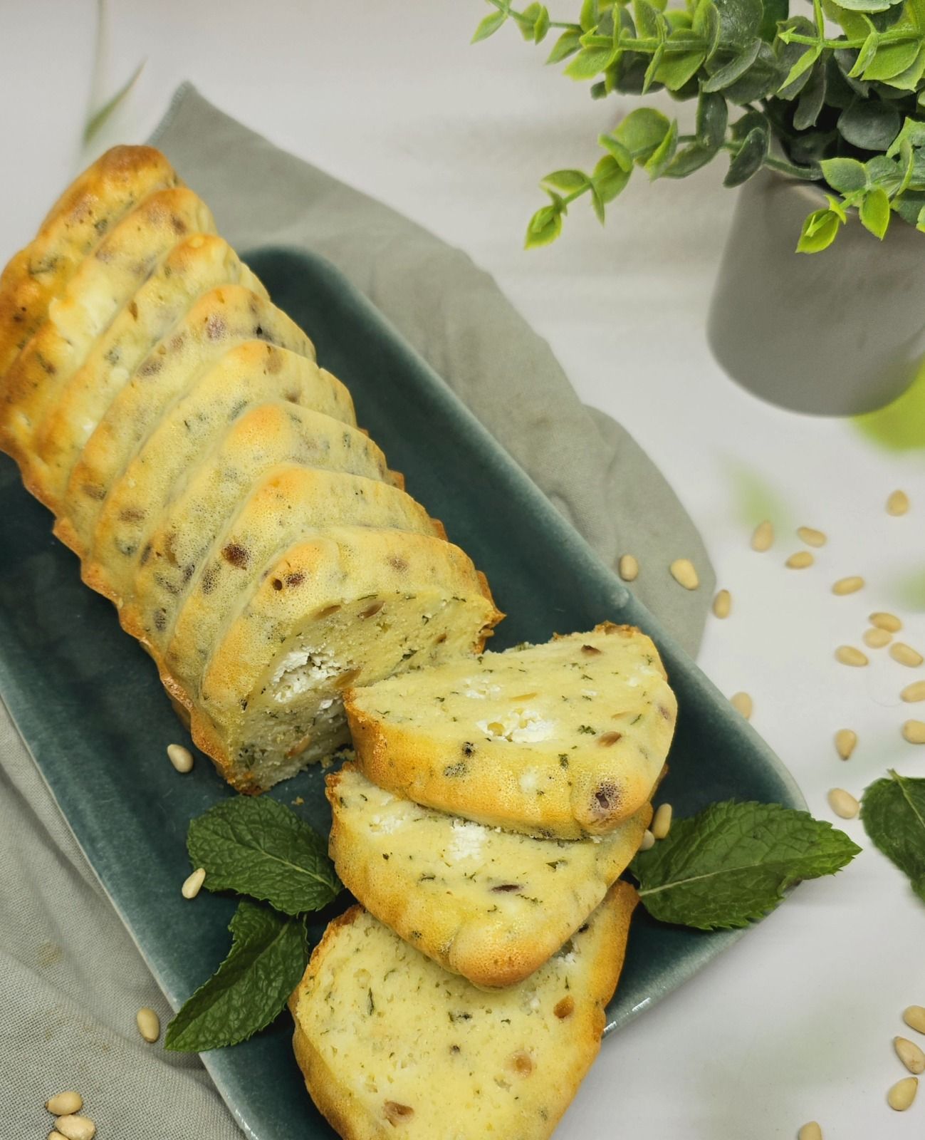 Cake chèvre, menthe et pignons