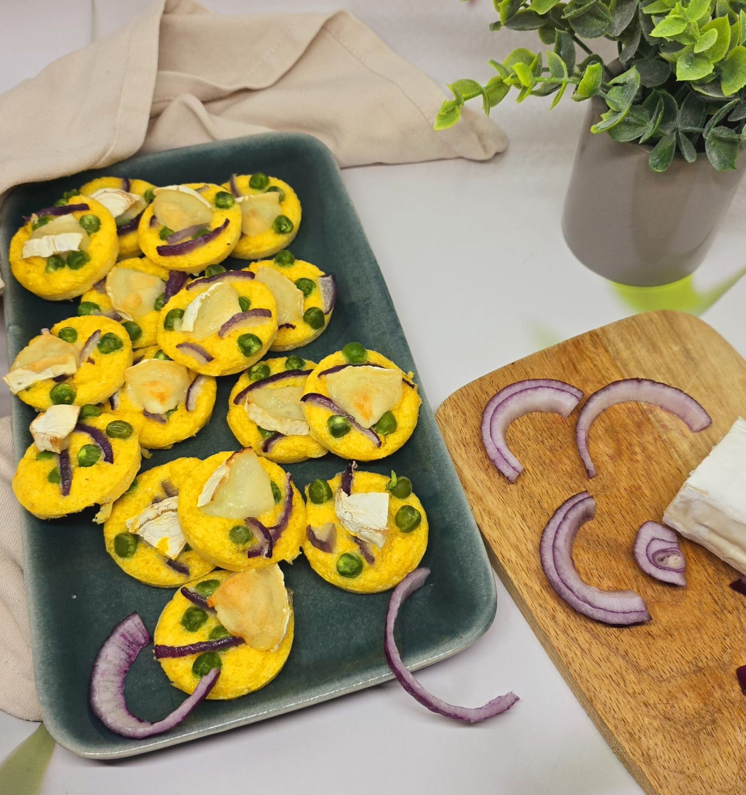 Mini quiches de polenta, chèvre et petits pois