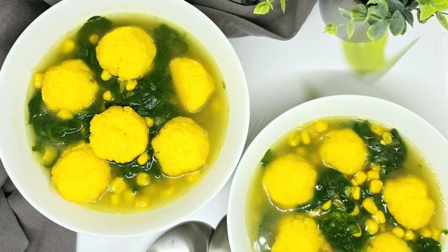 Bouillon d'épinards et maïs et boulettes de polenta