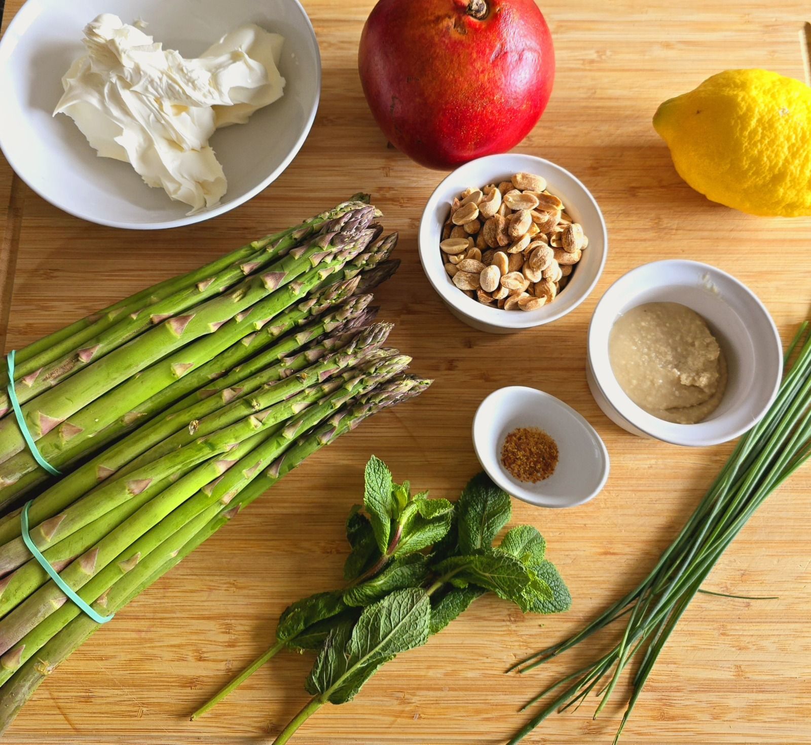 Asperges vertes au mascarpone, cacahuètes et grenade