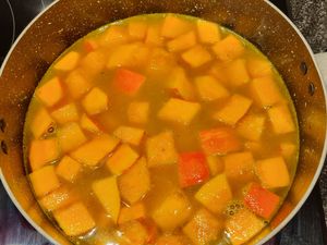 Soupe de potimarron, pois chiches et épinards