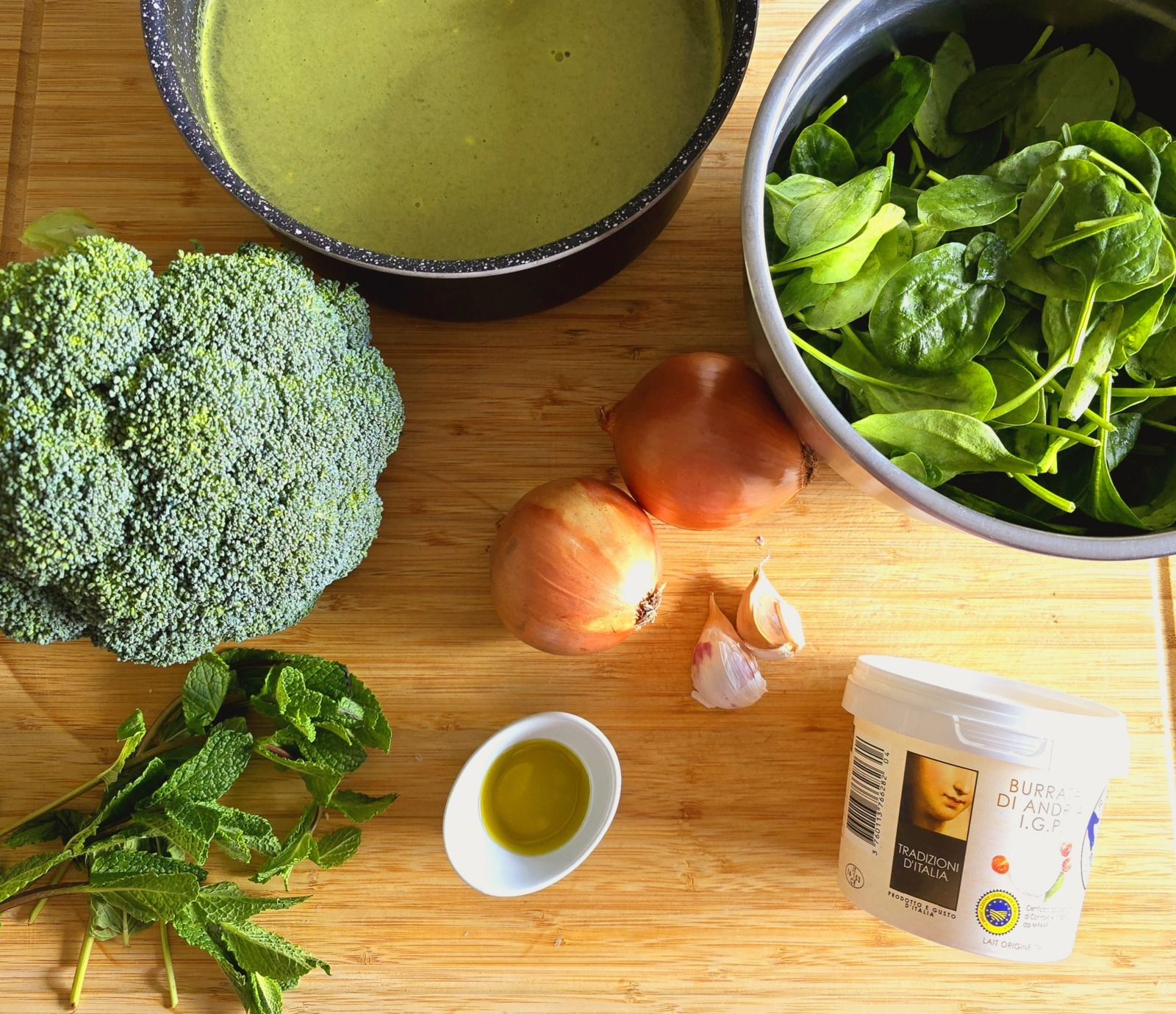 Soupe brocoli, épinards et burrata